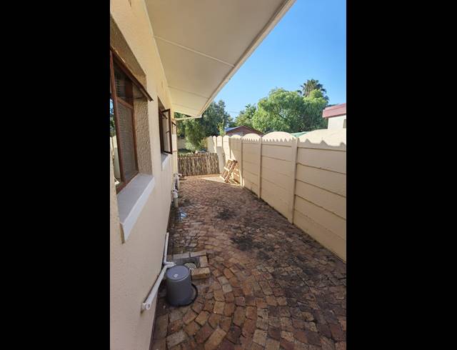 3 BEDROOM FREESTANDING TO LET IN STRAND CENTRAL